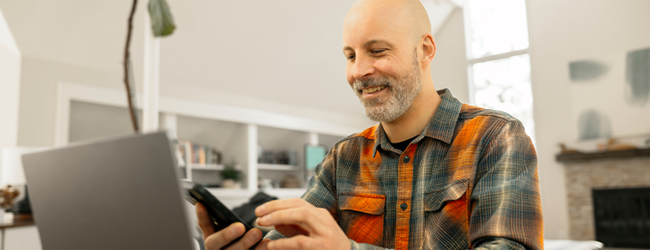 Image of male hearing aid wearer using the My Starkey app on his mobile phone